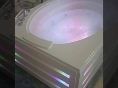 円形 の 滝 と 二重 の 浸水 浴槽 を 備えた 現代 の 直角 浴槽