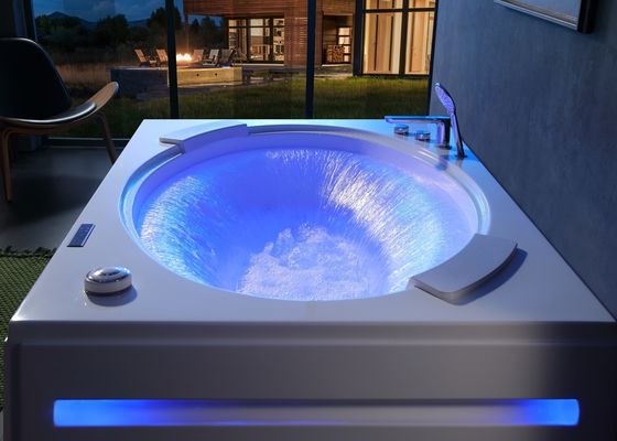 円形 の 滝 と 二重 の 浸水 浴槽 を 備えた 現代 の 直角 浴槽